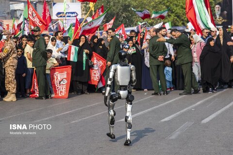 عکس | تصویری دیدنی از حضور یک ربات در رزمایش جان‌فدایان ایران - ساری