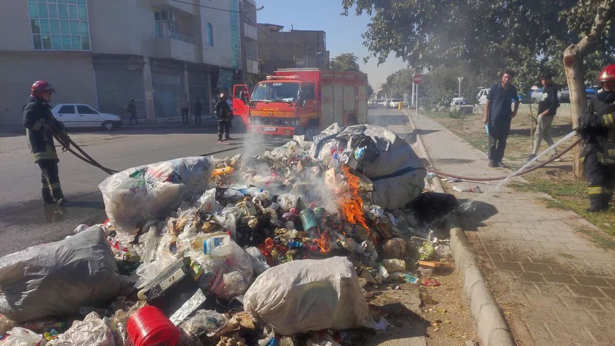 حریق در قسمت بار کامیون خاور در مشهد