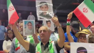 فیلم | تصاویر شهدای میناب در دست هواداران ایرانی در لاس‌وگاس