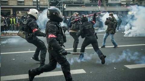 حمله پلیس با شیء سخت دفاعی به خبرنگاران در کپنهاک دانمارک!