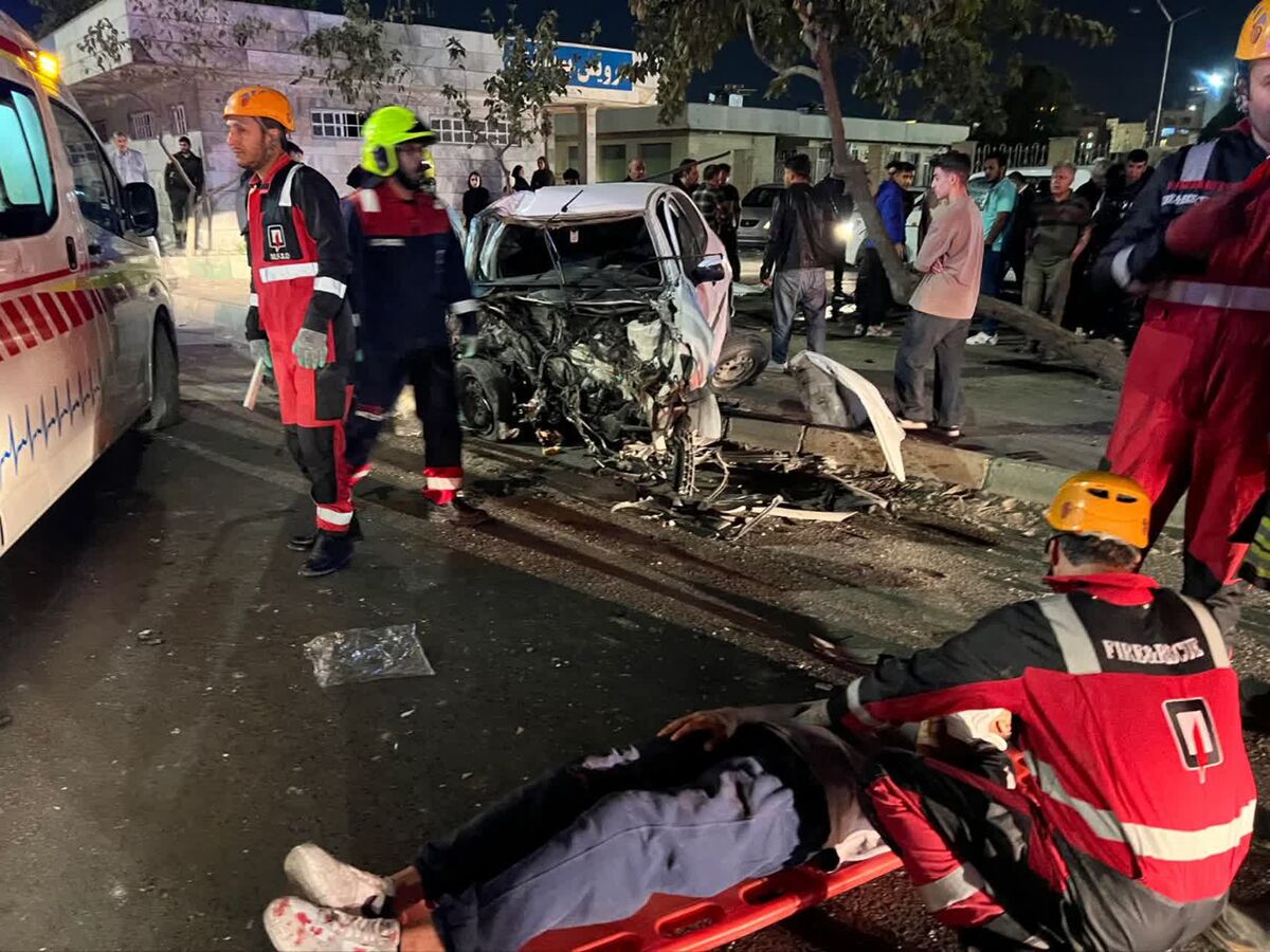 تصادف ۲۰۶ با ستون برق و برخورد با خودروی پارک‌شده