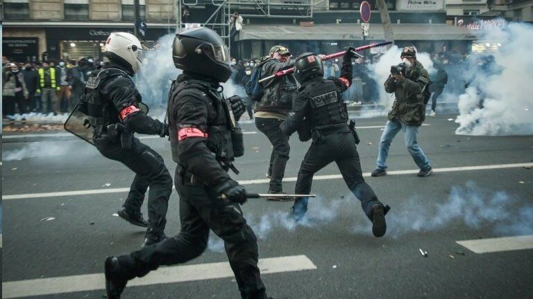 فیلم | حمله پلیس با شیء سخت دفاعی به خبرنگاران در کپنهاک دانمارک!