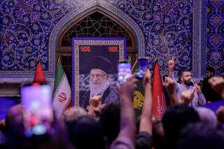 با حضور جمعی از هنرمندان در حرم مطهر رضوی برگزار شد/ تجدید پیمان اعضای نهضت مردمی پوستر انقلاب
