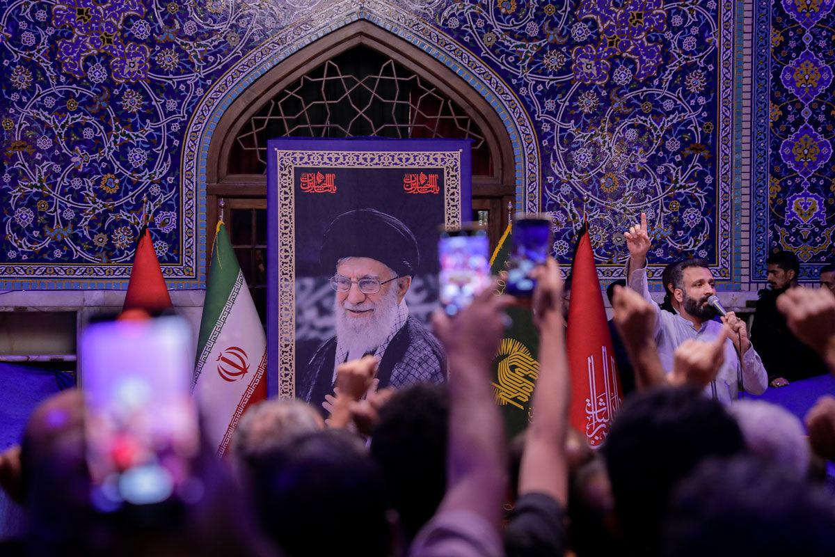 با حضور جمعی از هنرمندان در حرم مطهر رضوی برگزار شد/ تجدید پیمان اعضای نهضت مردمی پوستر انقلاب