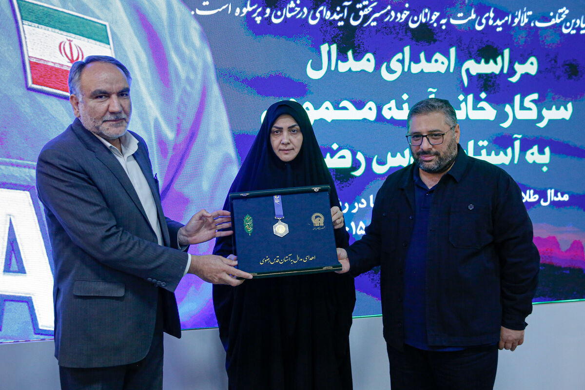 فیلم | مدال طلای آمنه محمودی به موزه آستان قدس رضوی اهدا شد