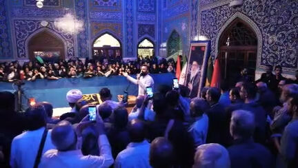 فیلم | ادای احترام هنرمندان نهضت مردمی پوستر انقلاب به رهبر شهید
