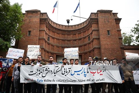 تجمع اعتراضی مقابل سفارت فرانسه در تهران