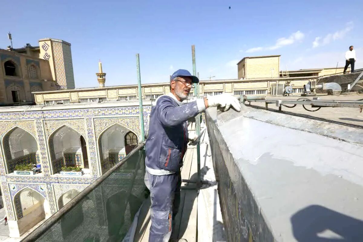 ترمیم ۲ هزار متر از قرنیزهای بتنی سه صحن حرم مطهر رضوی