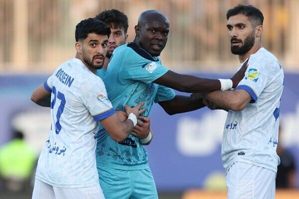 استقلال باز هم نباخت؛ توقف آبی‌ها برابر چادرملو در دیداری جنجالی