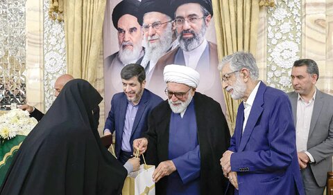 تجلیل از ۶۰ نخبه علمی کشور در حرم مطهر رضوی