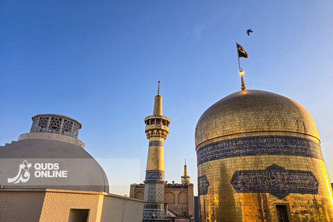 عکس | تصاویری از تعویض پرچم حرم امام رضا علیه‌السلام به مناسبت شهادت حضرت زهرا سلام‌الله علیها