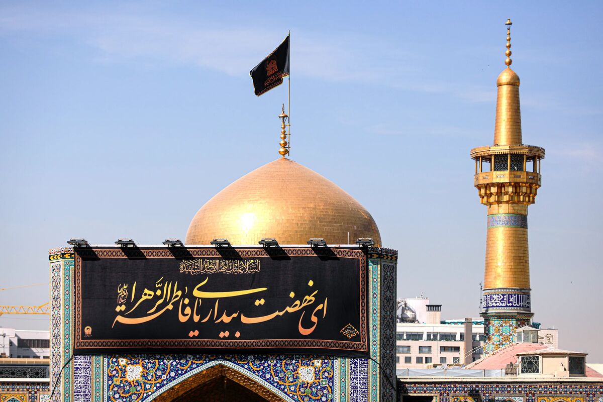 تغییر ردای صحن و سرای رضوی در سوگ مادر