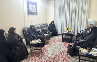 تجلیل از بانو مریم کارگر عزیزی از خانواده دارای پنج‌شهید مشهدی