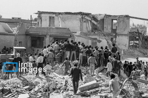 عکس | تصاویری از بمباران بهبهان؛ شهادت ۶۹ دانش‌آموز در آبان ۱۳۶۲