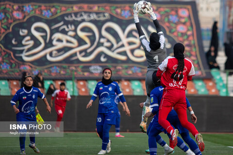 عکس | تصاویری از داربی فوتبال زنان استقلال - پرسپولیس