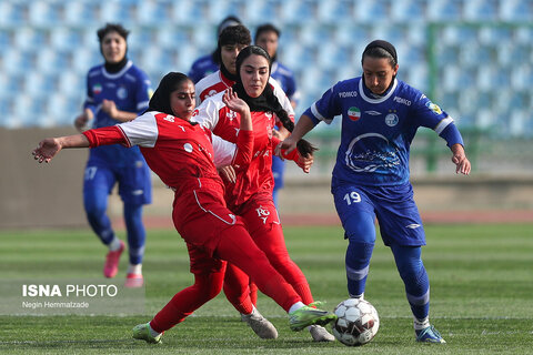 عکس | تصاویری از اولین داربی فوتبال زنان استقلال - پرسپولیس