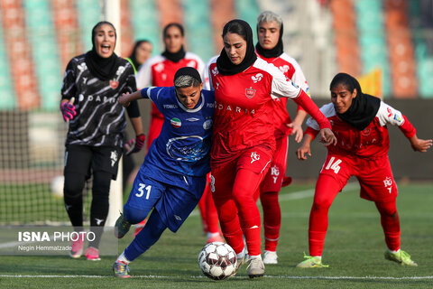 عکس | تصاویری از داربی فوتبال زنان استقلال - پرسپولیس