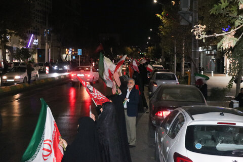 گزارش تصویری | تشکیل زنجیره انسانی در تجمعات شبانه مشهد
