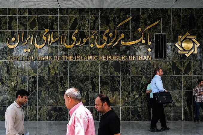 فیلم | بانک مرکزی از مداخله ارزی برای کنترل نرخ‌ها خبر داد؛ مردم نگران تأمین دارو و کالاهای اساسی نباشند