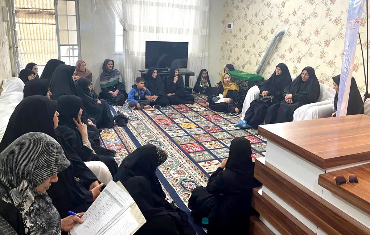 مرکز امور بانوان بنیاد کرامت رضوی زمینه اشتغال خانوادگی زنان سرپرست خانوار را فراهم می‌کند