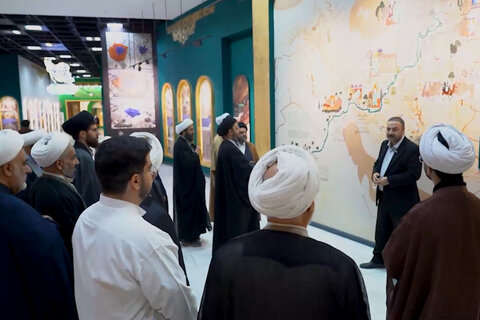 تشرف جمعی از اعضای دفاتر مراجع تقلید و طلاب به حرم مطهر رضوی